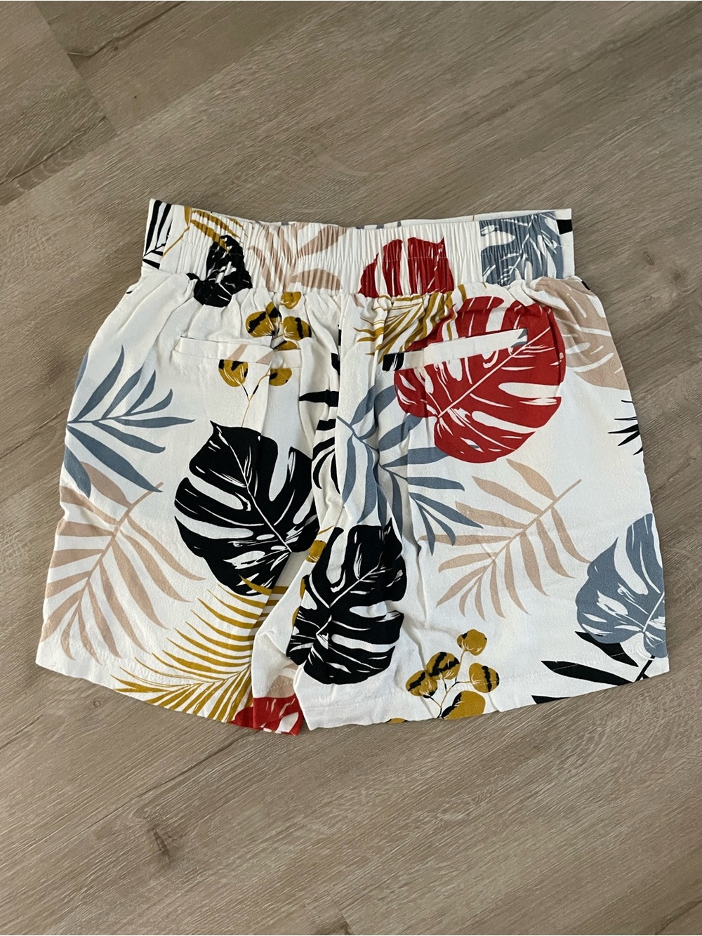 Women’s White Tropical Print Shorts Size Small - Picture 4 of 4